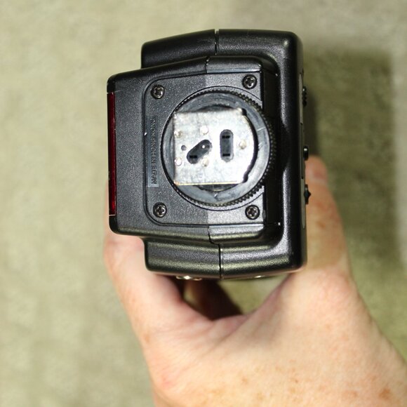 LumoPro LP160 Quad Sync External Camera Flash - Picture 2 of 7